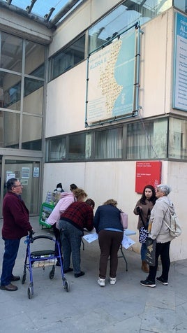 Recogida de firmas en la puerta del Centro de Salud II de Alzira.