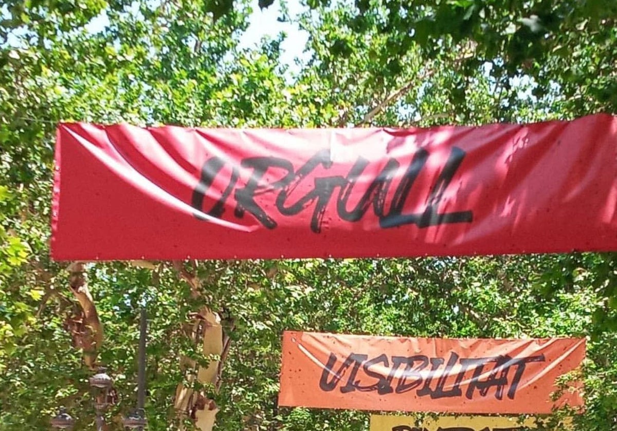 Carteles el Día del Orgullo en la Alameda de Xàtiva.