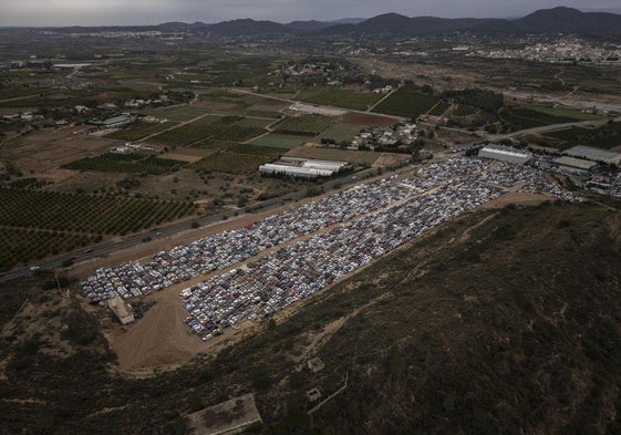 Vista aérea de una superficie en Benaguasil con vehículos dañados.