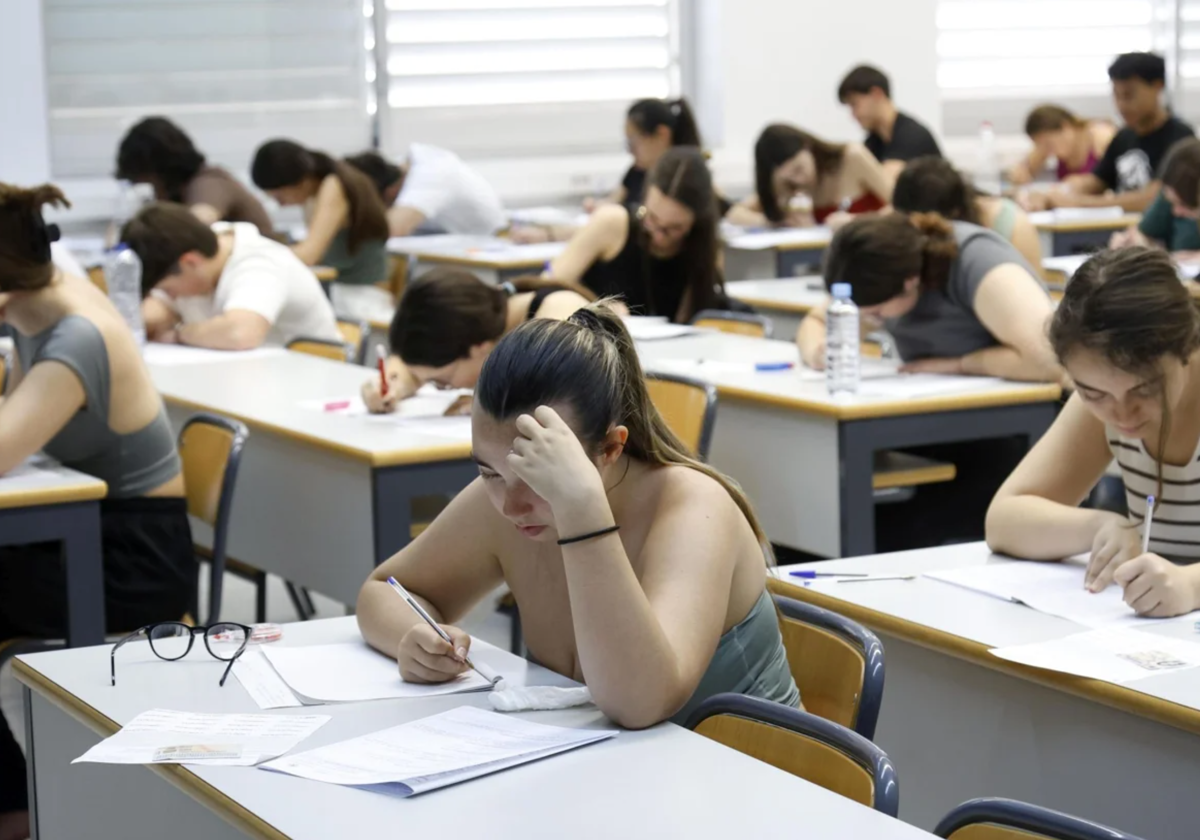 Interior de una de las aulas durante las PAU en Valencia, en una imagen de archivo.