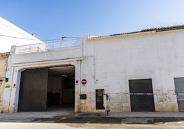 Sede de la grúa municipal, en la pedanía de la Torre, con la marca del barro en la fachada.