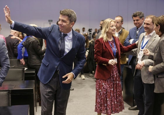 Carlos Mazón y Paqui BArtual, en la asamblea extraordinaria de la FVMP.