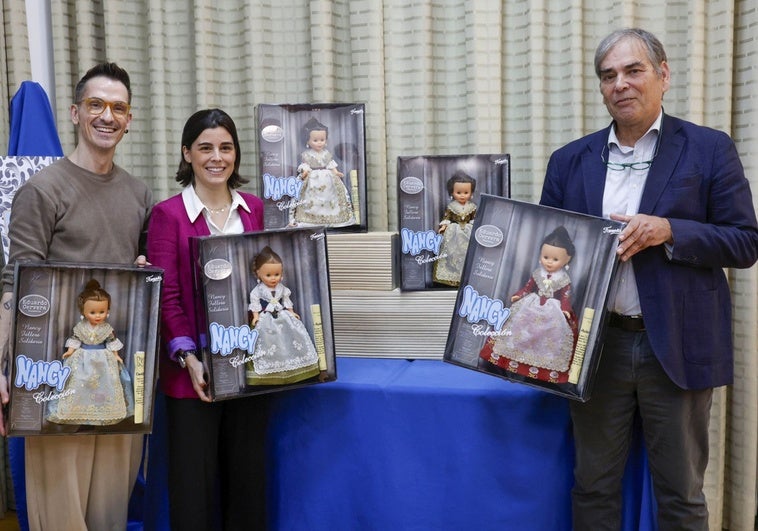 El indumentrista Edu Cervera, junto a Patricia Moreno, Márketing Manager de Famosa y Santiago Peralta.