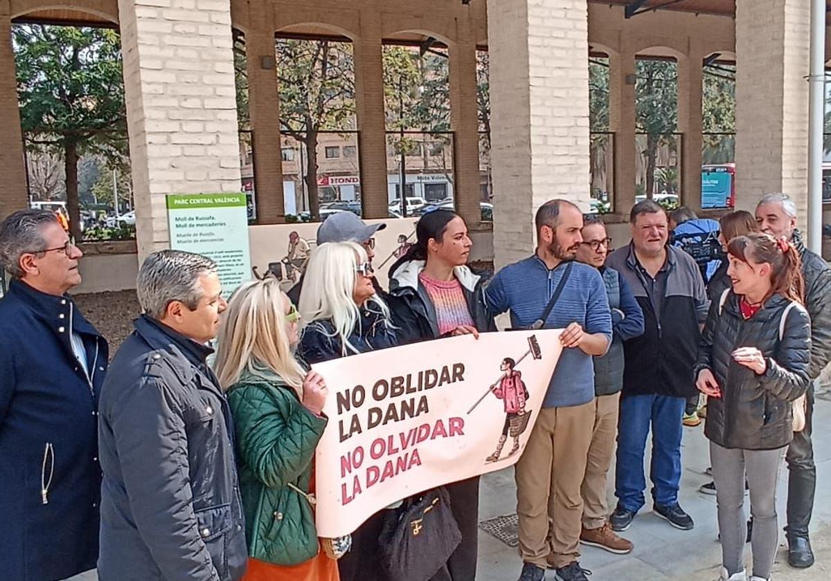 Representantes de algunas entidades, este miércoles en el Parque Central de Valencia.