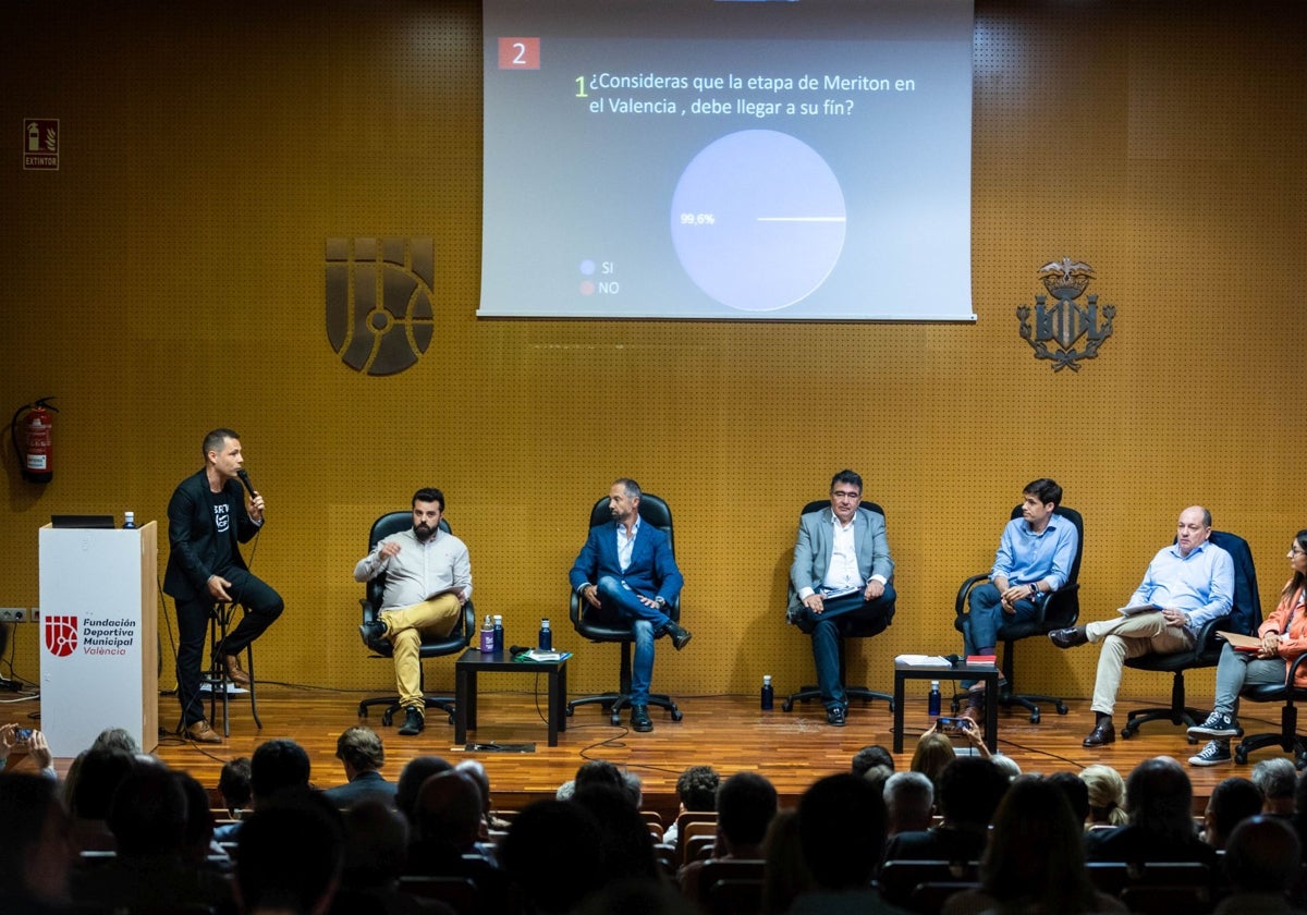 Uno de los actos organizados por Libertad VCF al que asistieron políticos de Valencia.