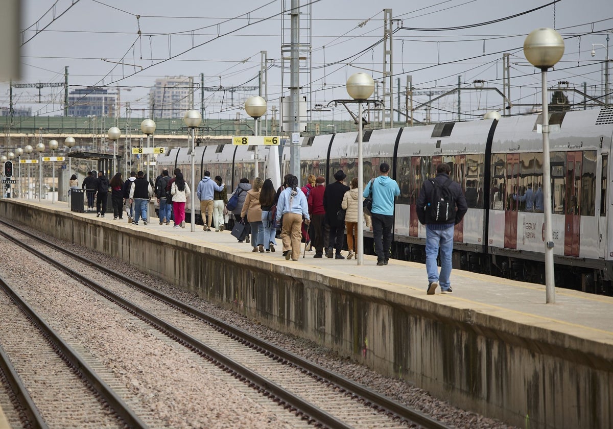 Usuarios del metro en València Sud el pasado martes.