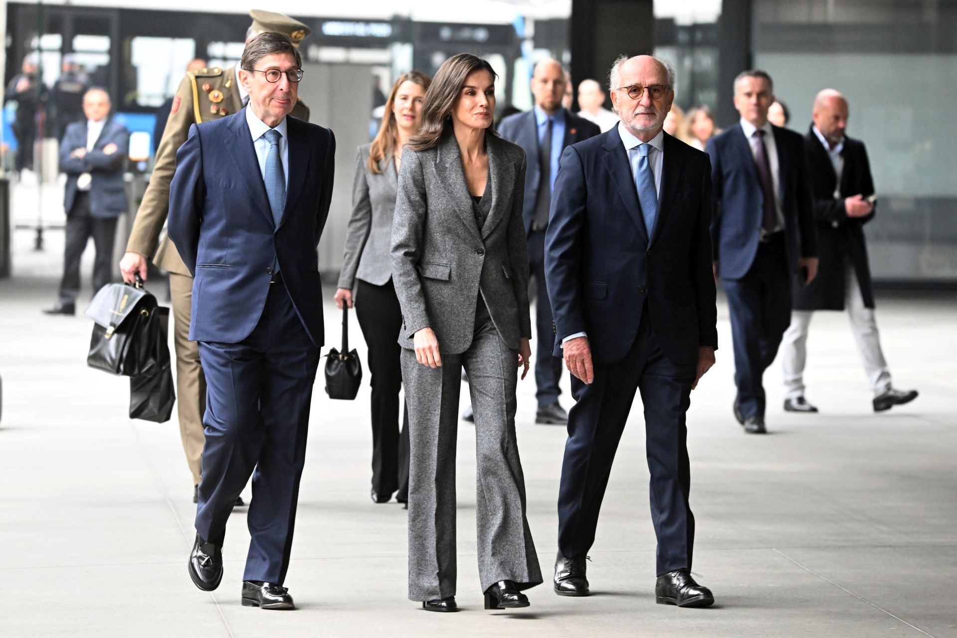 Letizia recicla su traje &#039;low cost&#039; de estilo ejecutivo