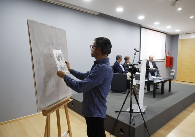 Luis Lonjedo esbozando su obra.