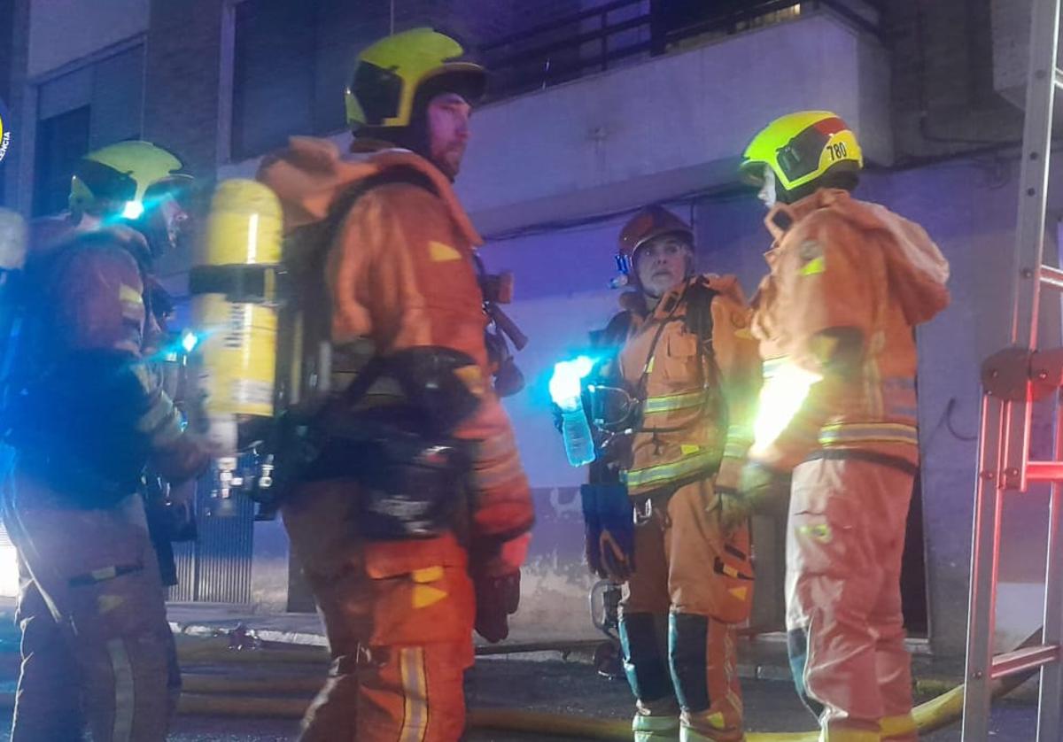 Bomberos trabajando en Sueca.