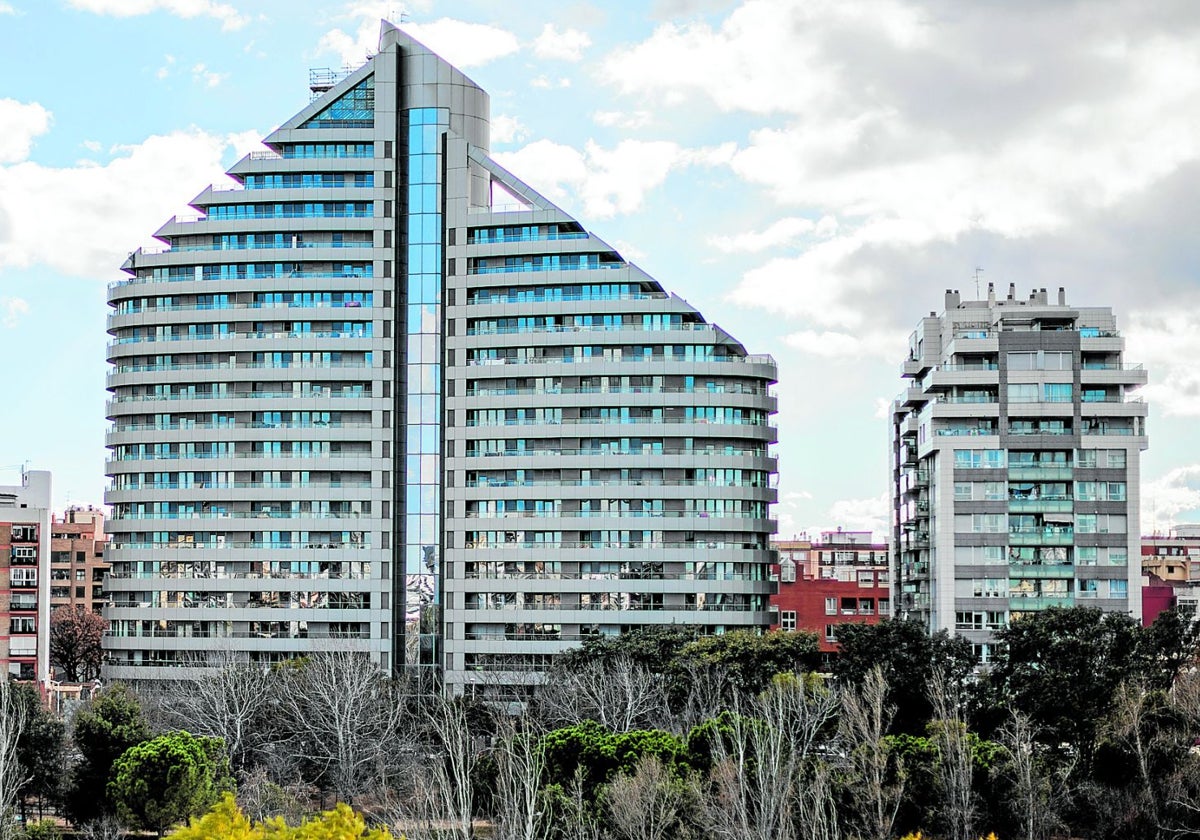 Un edificio en la entrada de Mislata, con una fachada similar a la que ardió en Campanar.