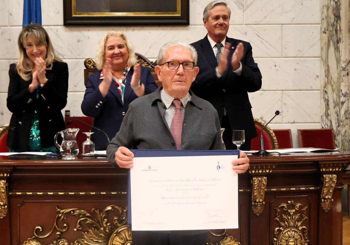 Joaquín Berenguer gana el premio 'XVIII Certamen Médico: reconocimiento a toda una vida profesional'