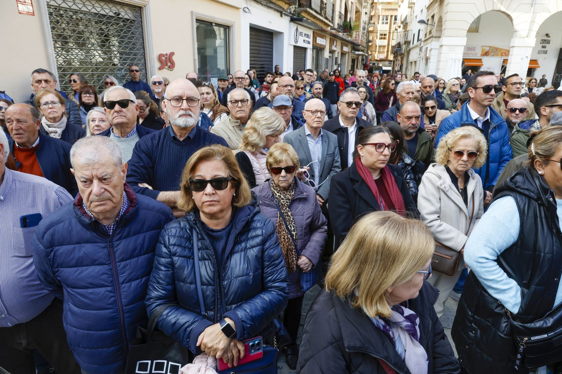 Emotivo minuto de silencio por Arturo Torró en Gandia