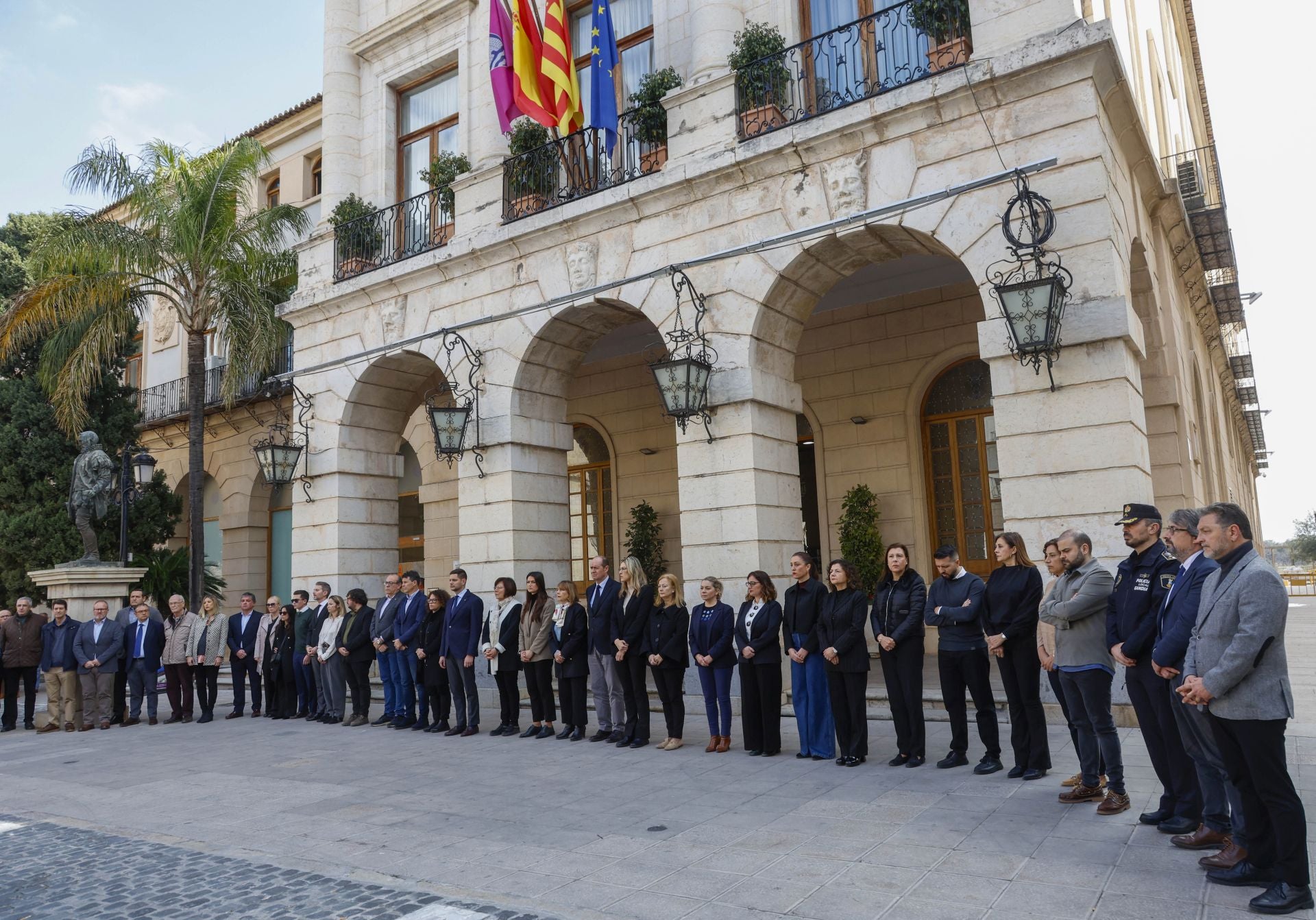 Emotivo minuto de silencio por Arturo Torró en Gandia