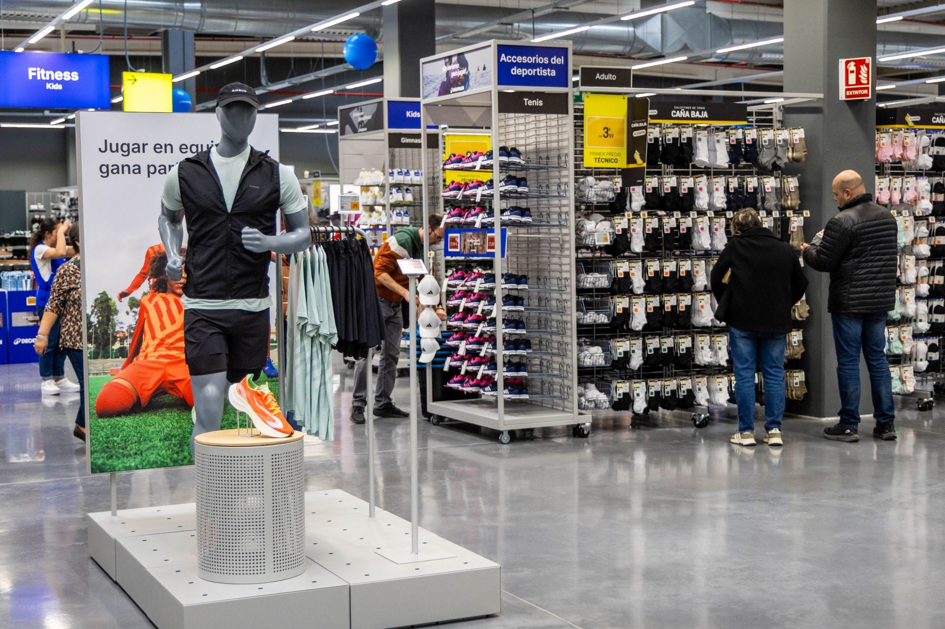 FOTOS | Decathlon y Bauhaus reabren en Alfafar tras meses cerrados por la dana