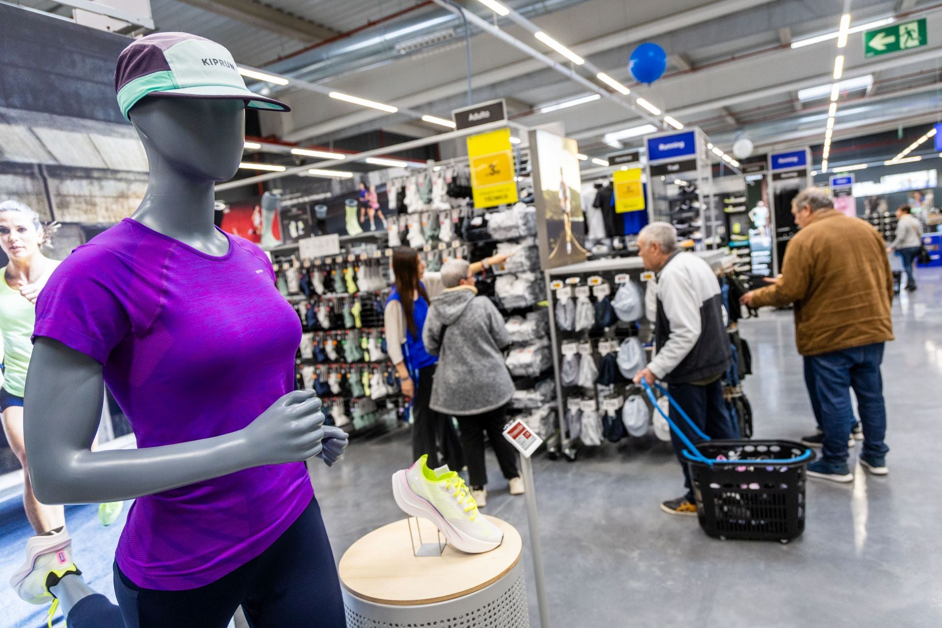 FOTOS | Decathlon y Bauhaus reabren en Alfafar tras meses cerrados por la dana