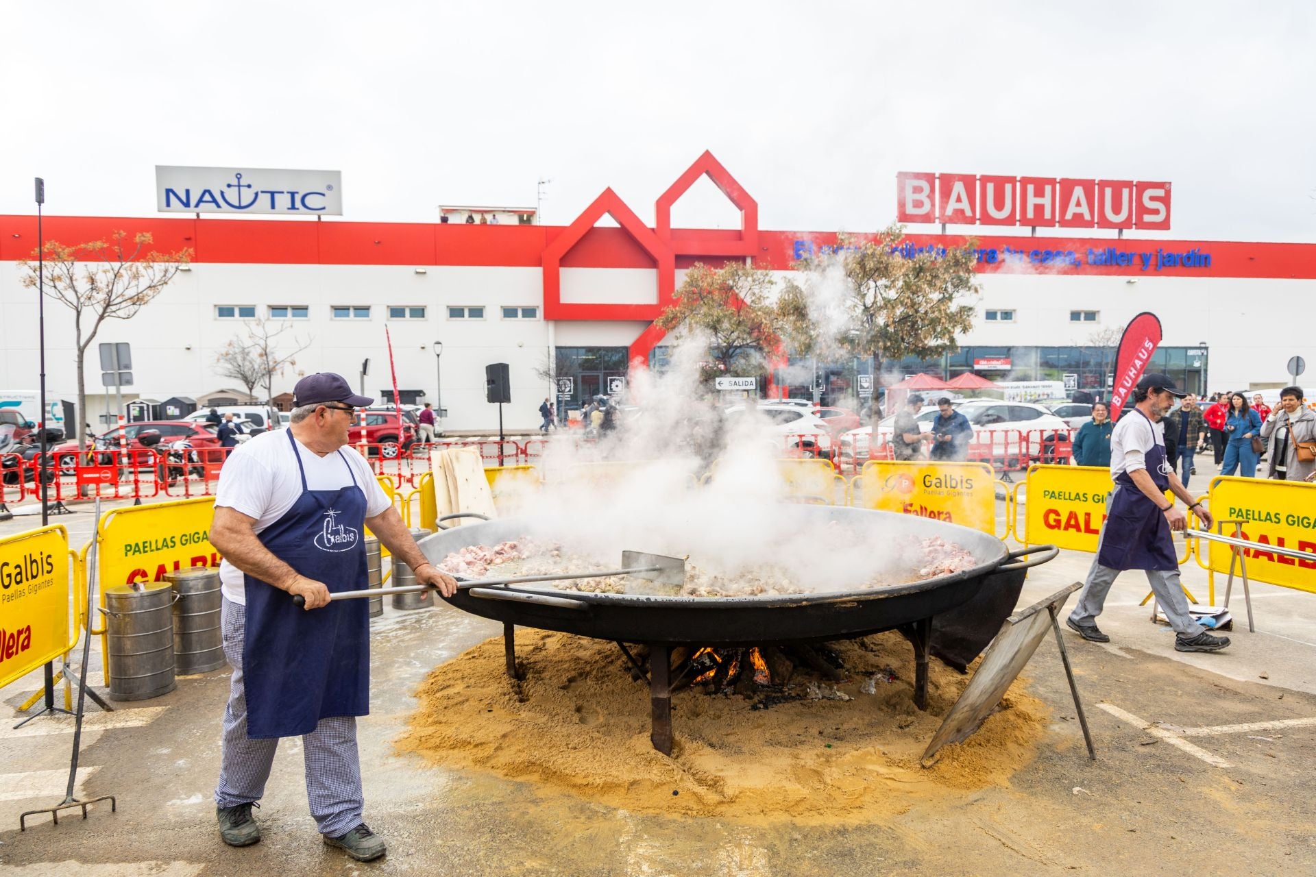 FOTOS | Decathlon y Bauhaus reabren en Alfafar tras meses cerrados por la dana