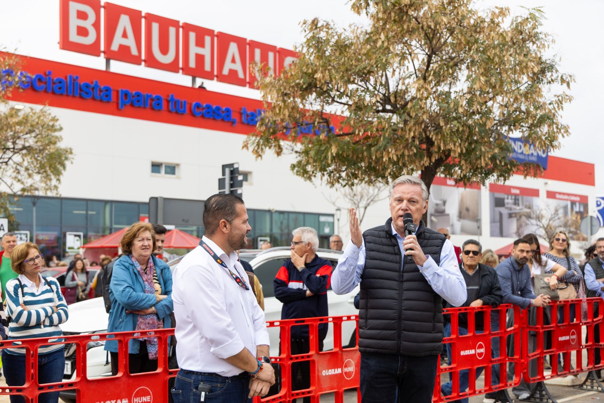 FOTOS | Decathlon y Bauhaus reabren en Alfafar tras meses cerrados por la dana