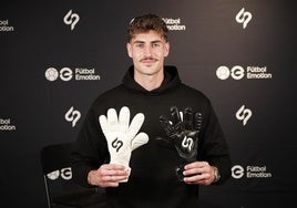 Diego Conde, en la tienda de Fútbol Emotion, posando con sus nuevos guantes SP Serendipity.