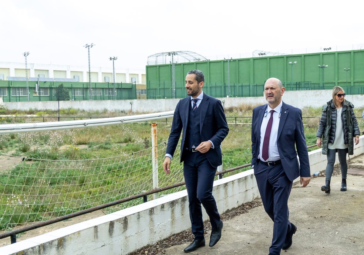 Rafael Louzán y Alberto Miguel Primo Llácer visitando el campo.