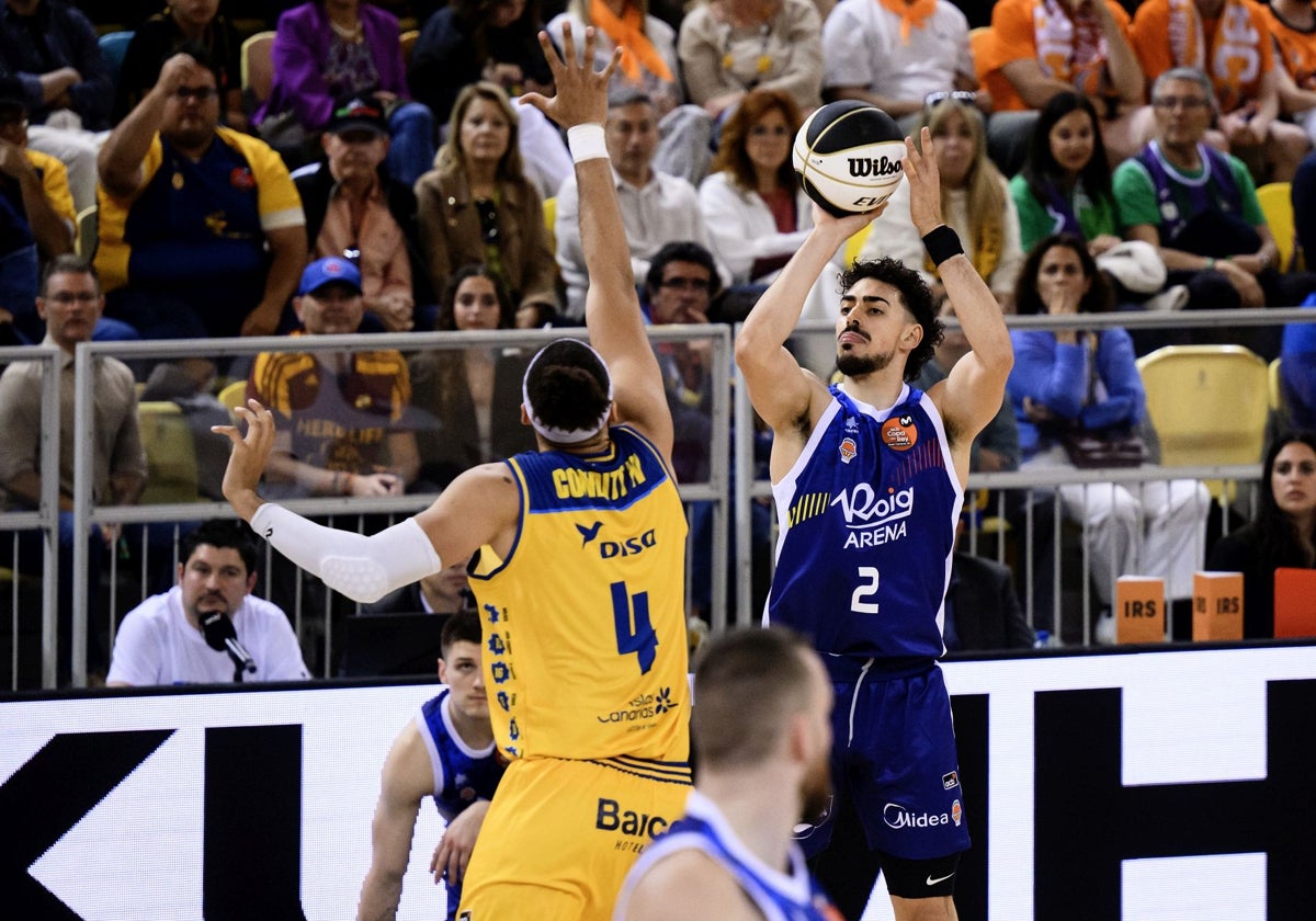 Puerto arma el tiro durante el partido de la Copa contra el Gran Canaria.