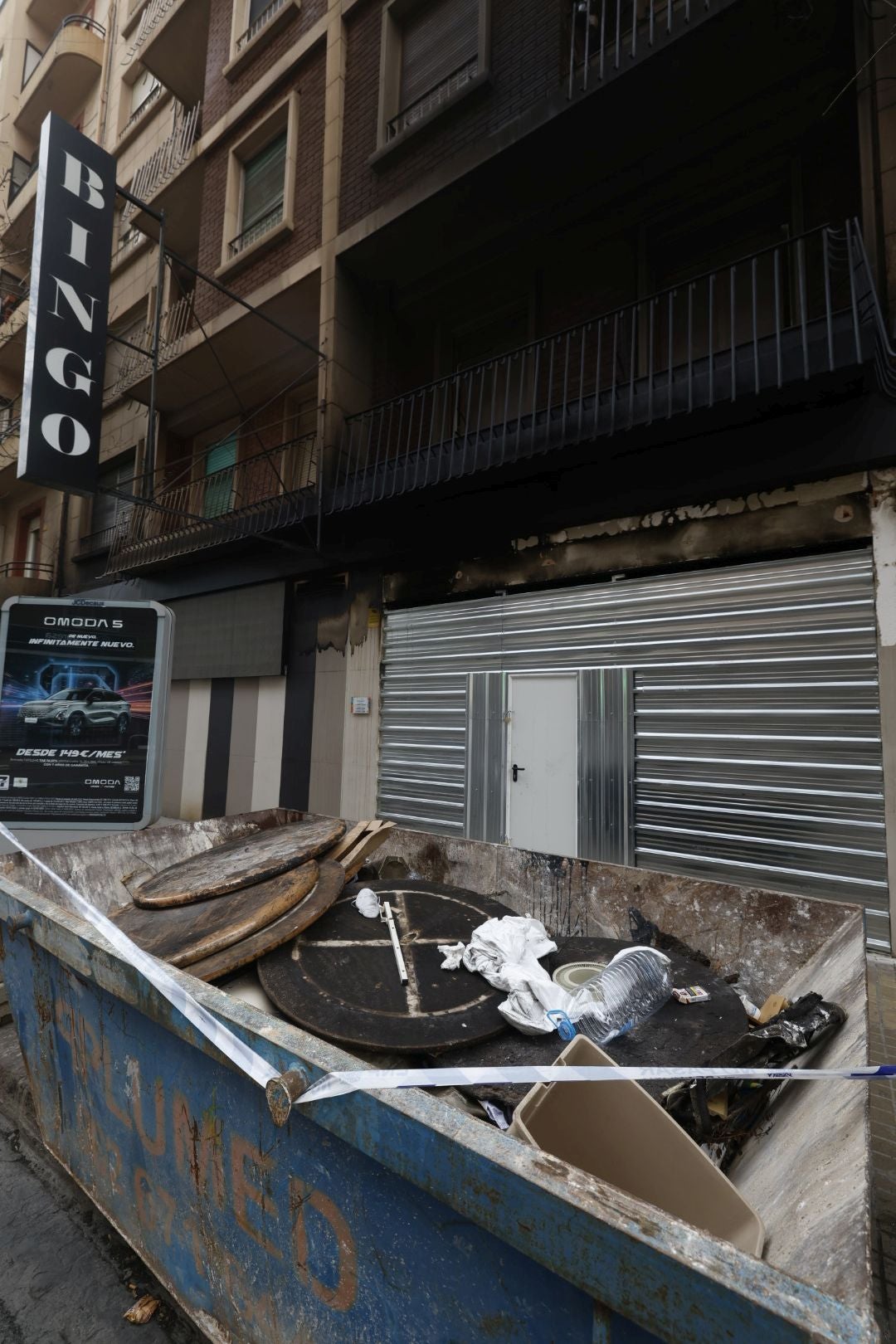 FOTOS | El bingo incendiado en Valencia inicia los trabajos de desescombro