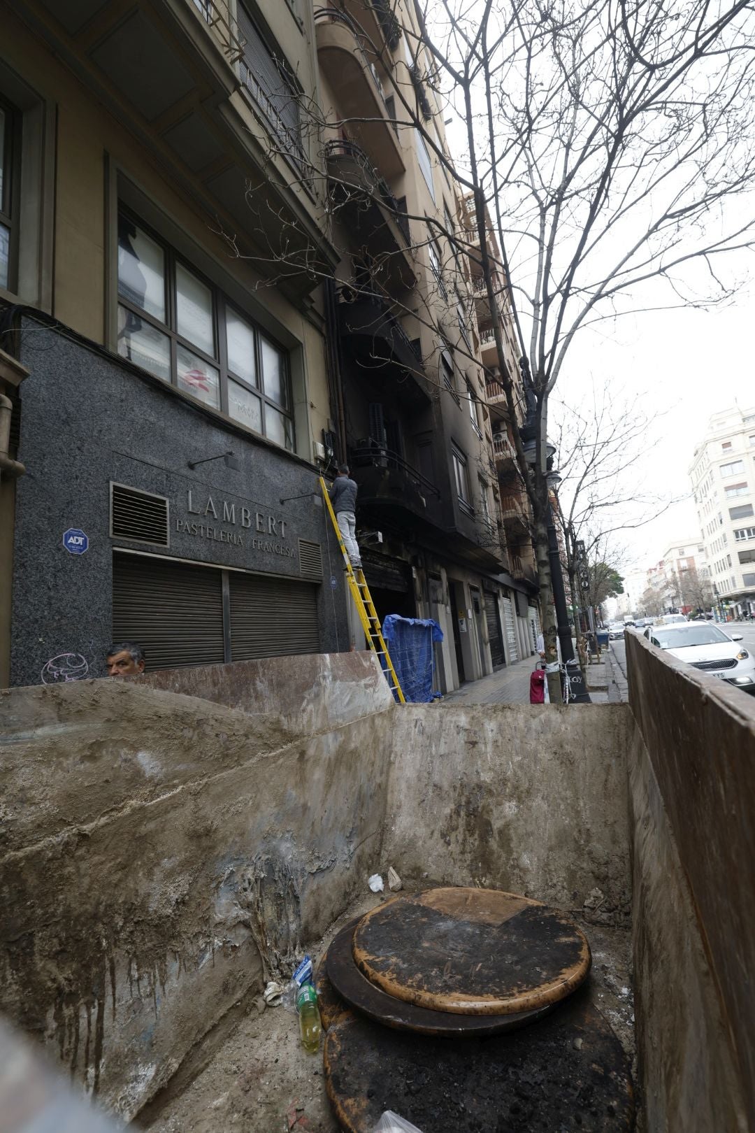 FOTOS | El bingo incendiado en Valencia inicia los trabajos de desescombro