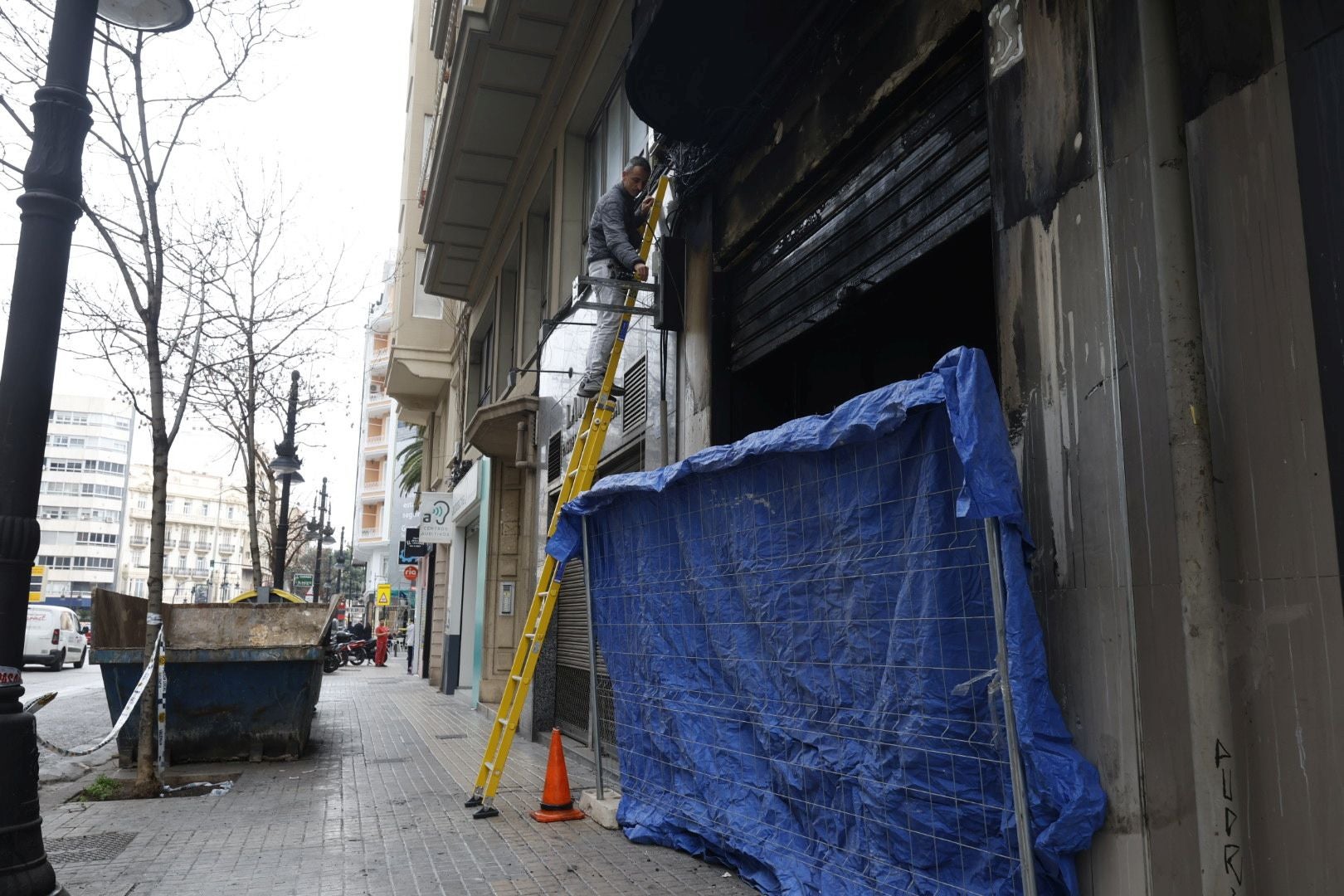 FOTOS | El bingo incendiado en Valencia inicia los trabajos de desescombro