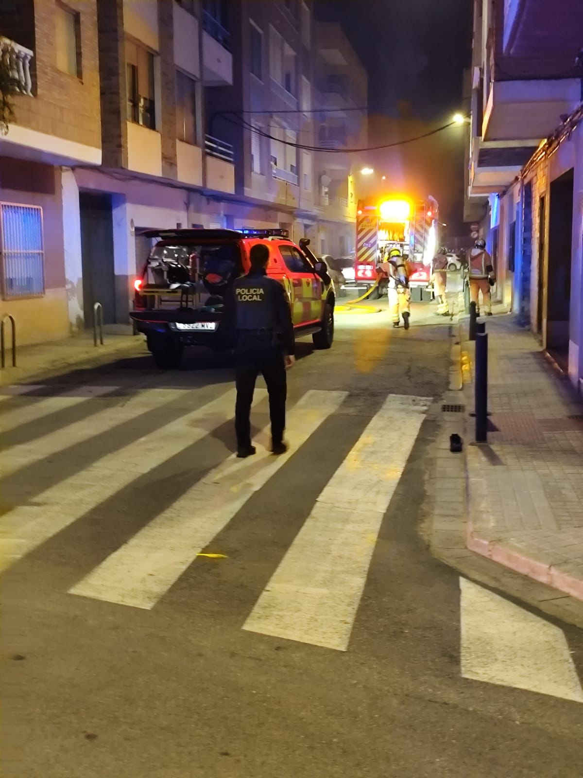 Los agentes de la Policía Local arriesgaron su vida en este incendio.