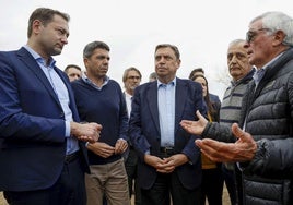 El comisario europeo, el presidente de la Generalitat y el ministro de Agricultura conversan con arroceros.