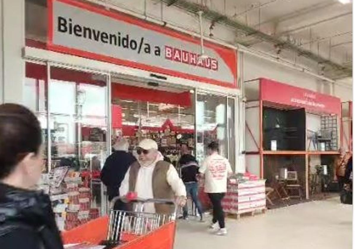 Decathlon y Bauhaus reabren sus tiendas en Alfafar