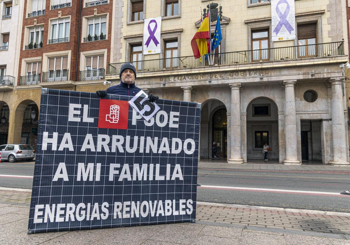 César Vea, este viernes, durante su protesta en Logroño.