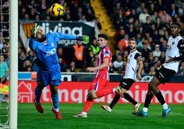 Mamardashvili no puede hacer nada tras el cabezazo de Julián Álvarez que se convirtió en el segundo gol del Atlético.