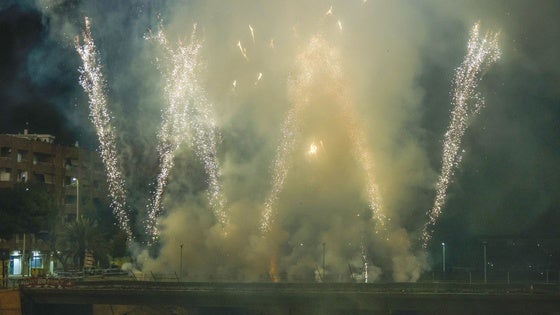 Espectacular mascletà simultánea en ocho municipios de Valencia. En la imagen, la de Paiporta, en el barranco del Poyo.