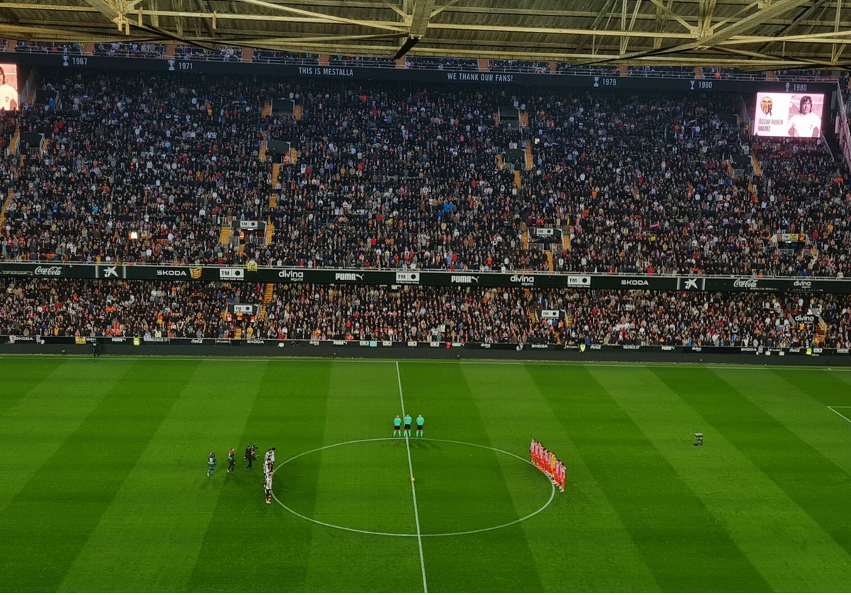 Mestalla, durante el minuto de silencio en memoria de Óscar Rubén Valdez.