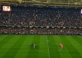 Mestalla, durante el minuto de silencio en memoria de Óscar Rubén Valdez.