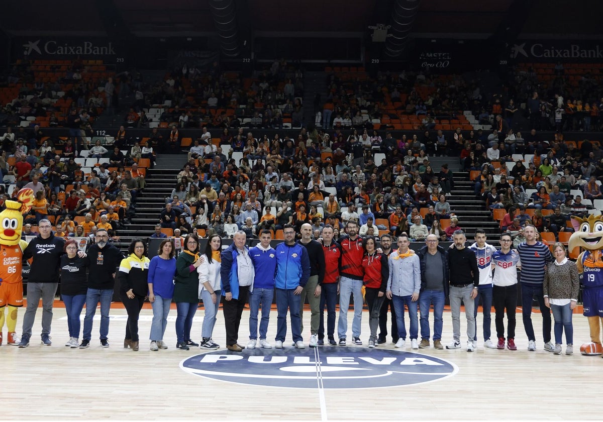 Representantes de los clubes afectados por la dana, en la Fonteta.