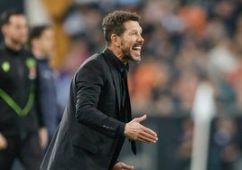 Simeone, dando indicaciones durante el partido entre el Valencia y el Atlético de Madrid en Mestalla.