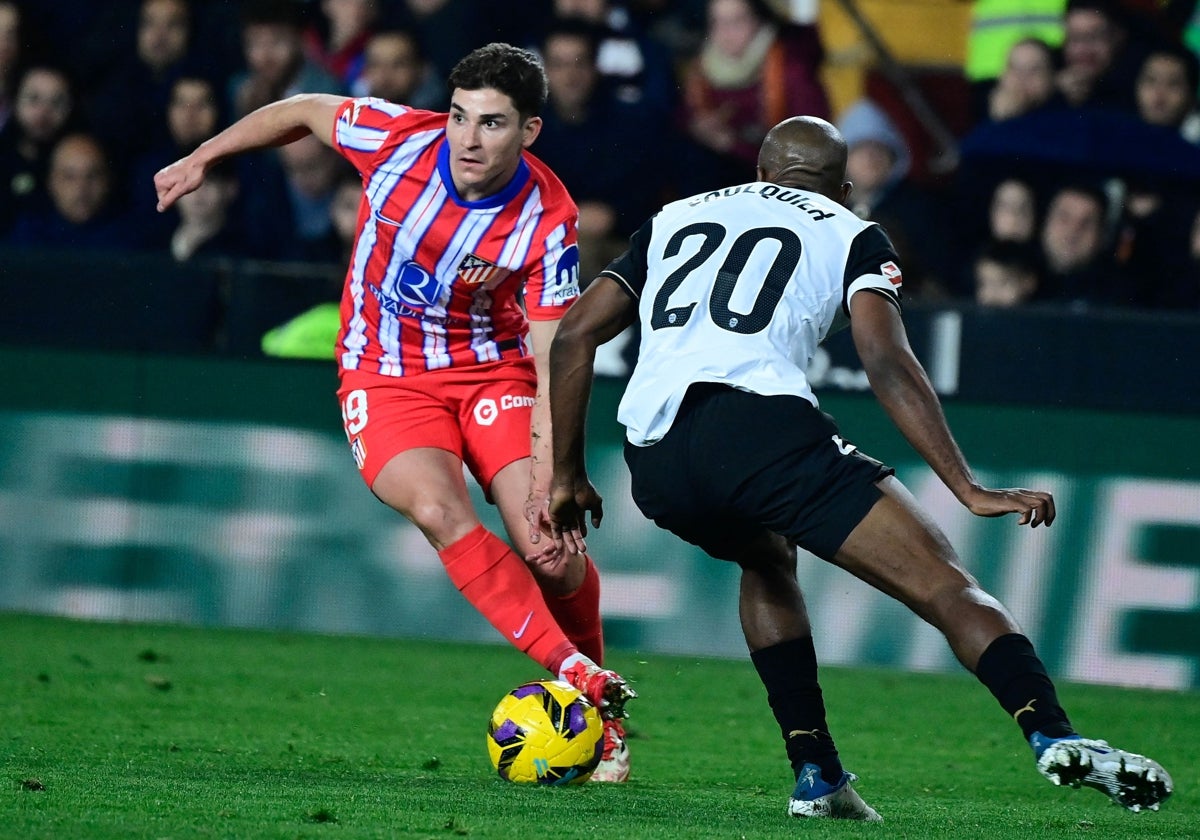 Julián Álvarez y Dimitri Foulquier durante el partido.