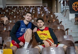 Ferrando y Puerto posan en el Palacio de los Deportes de León.