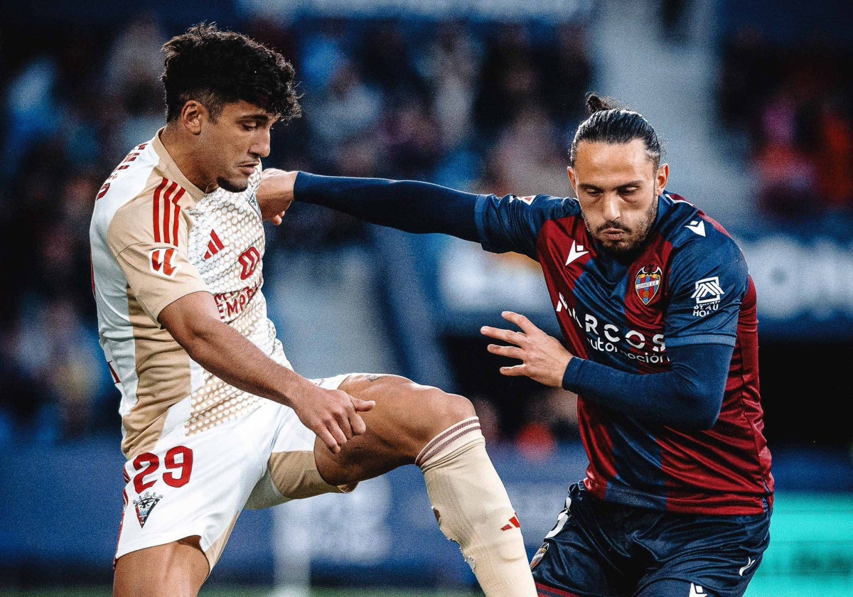 Kocho pugna un balón contra el Mirandés.