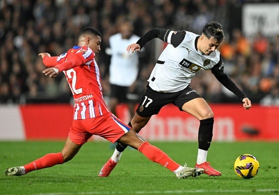 Iván Jaime supera a Samuel Lino durante el partido de este sábado en Mestalla.