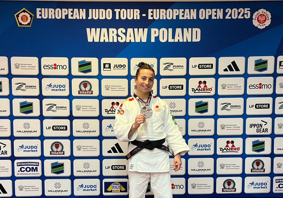 Adriana Rodríguez, con la medalla de plata en Polonia.