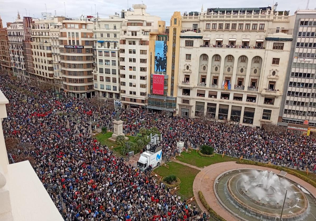 La plaza del Ayuntamiento, llena de gente para ver la mascletà.