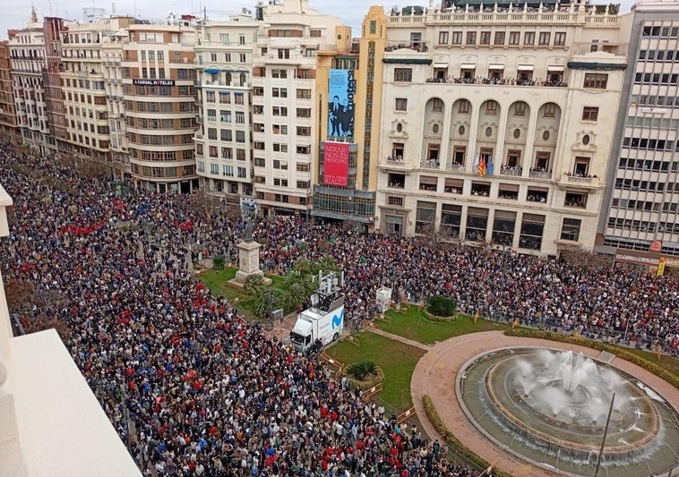 La plaza del Ayuntamiento, llena de gente para ver la mascletà.