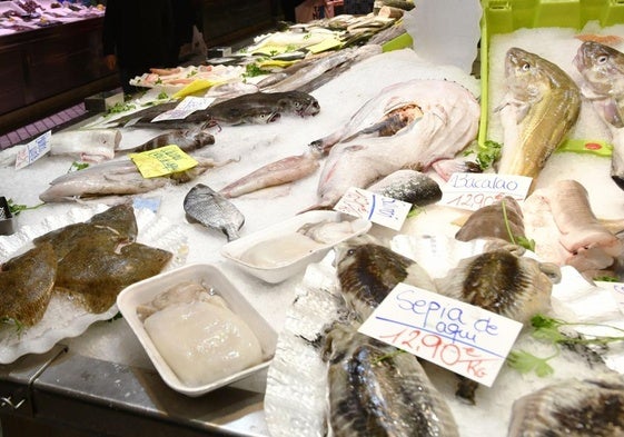 Pescado a la venta en un mercado.