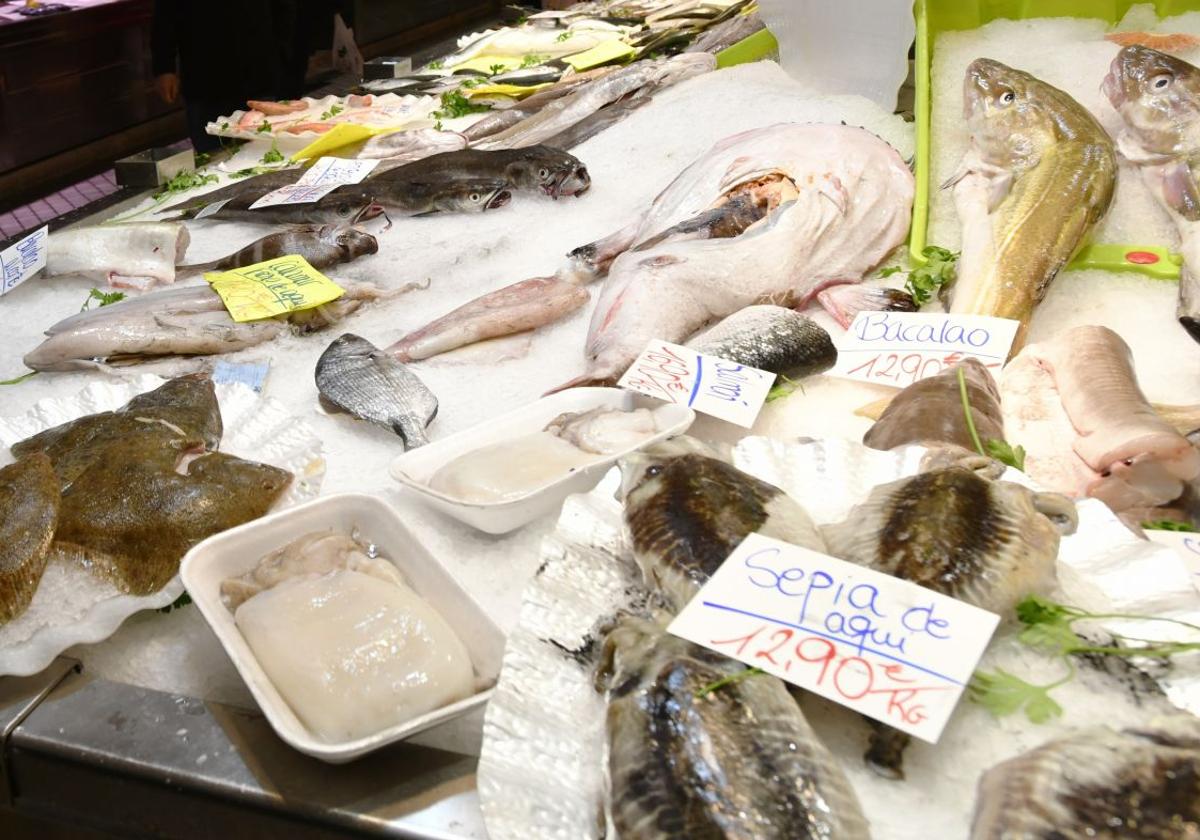 Pescado a la venta en un mercado.