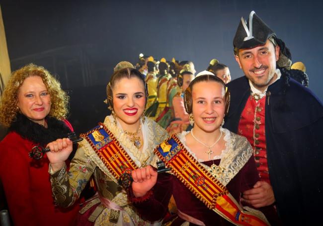 La alcaldesa Folgado, con las falleras mayores y elc oncejal de Fiestas.