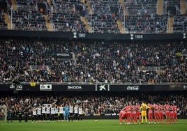 Minuto de silencio antes del partido contra el Atlético en Mestalla.