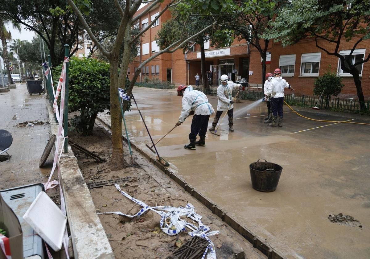 Algunos operarios trabajan en la limpieza de los desperfectos de la dana.