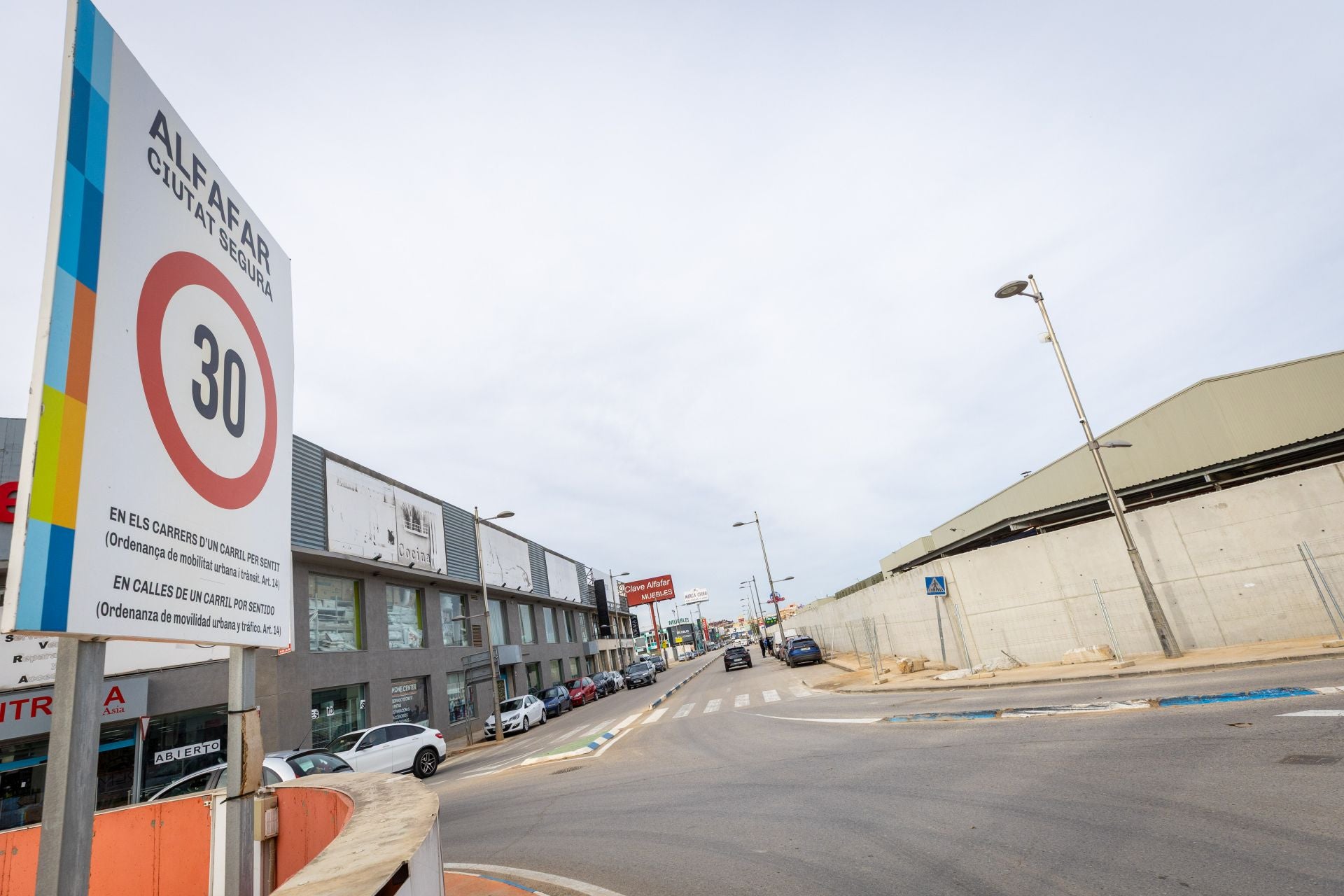 FOTOS | Carrefour Alfafar levanta un dique de protección ante futuras riadas